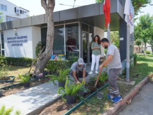 KONYAALTI’NDA MUHTARLIK BİNALARI ÇİÇEKLENDİRİLİYOR (1)