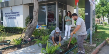 KONYAALTI’NDA MUHTARLIK BİNALARI ÇİÇEKLENDİRİLİYOR (1)