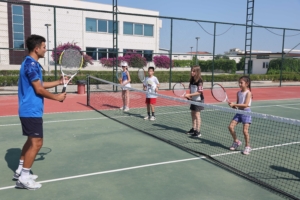 Büyükşehir Belediyesi Döşemealtı’nda yeni tenis kursu açtı (3)