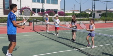 Büyükşehir Belediyesi Döşemealtı’nda yeni tenis kursu açtı (3)