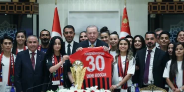 cumhurbaskani-erdogan-yuksekovaspor-kadin-futbol-takimi-ni-agirladi-1756302559-602_large.webp.webp
