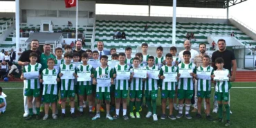 iznikspor-yaz-futbol-okulu-nda-sertifika-heyecani-1754894185-511_large.webp.webp