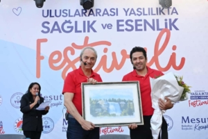Baskan-Kocagoz-ve-sanatci-Mert-Firat-Sanatin-Yaslilikta-Iyilestirici-Gucunu-konustu_2