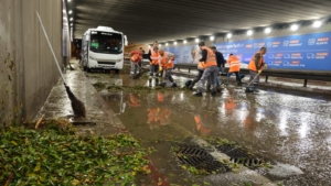 Büyükşehir ekiplerinden hızlı müdahale (6)