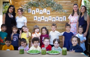 EKİPLERİN TOPLADIĞI ZEYTİNLERİ MİNİKLER İŞLEDİ (1)