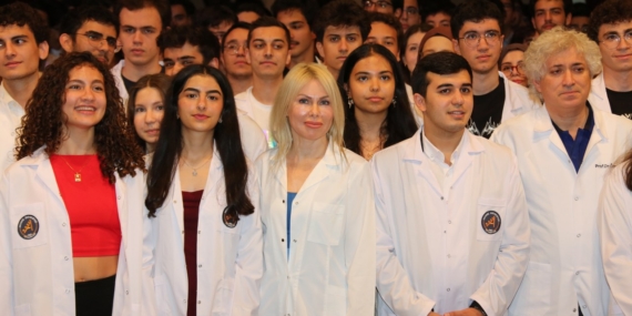 Genç hekim adayları beyaz önlükleriyle mesleğe ilk adımlarını attı