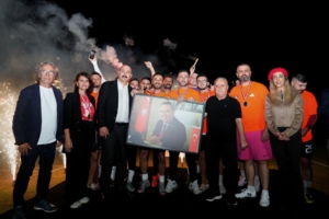 ŞAMPİYON MAHALLEYE KUPASINI BAŞKAN KOTAN VERDİ (3)