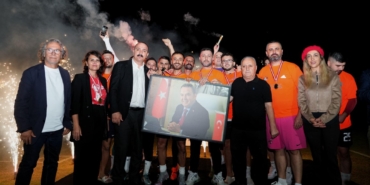 ŞAMPİYON MAHALLEYE KUPASINI BAŞKAN KOTAN VERDİ (3)