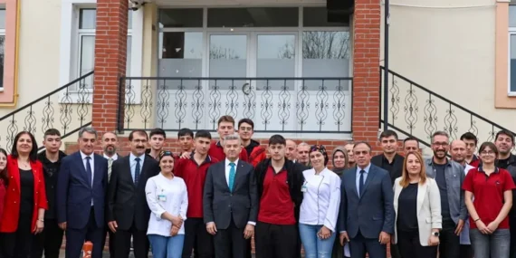 artvin-valisi-ergun-lise-ogrencileriyle-bir-araya-geldi-1761204760-972_large.webp.webp