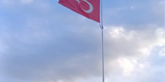 bilecik-gumusdere-de-20-metrelik-turk-bayragi-goklerde-1761657661-289_large.webp.webp