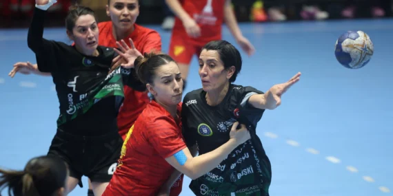 bursa-buyuksehirli-kadin-hentbolcular-rahat-kazandi-1761499006-416_large.webp.webp
