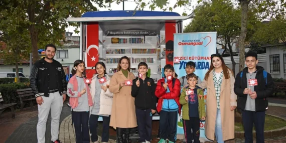 bursa-da-gezici-kutuphane-cumhuriyet-coskusunu-mahallelere-tasidi-1761658471-298_large.webp.webp