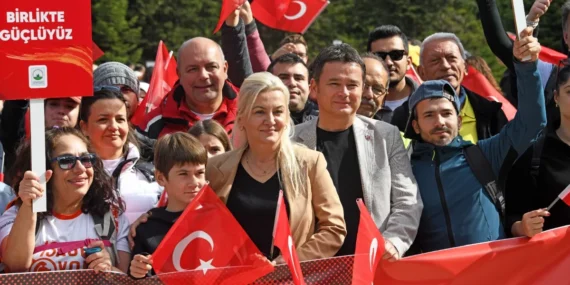 bursa-uludag-da-yuzlerce-kisi-cumhuriyet-in-izinde-1761489366-935_large.webp.webp