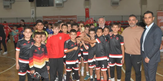 izmir-cigli-de-cumhuriyet-coskusu-futsal-sahasinda-zirveye-tasindi-1761893807-433_large.webp.webp
