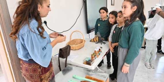manisali-ogrenciler-arilarin-onemini-ogreniyor-1-1760963119-818-x750.jpeg