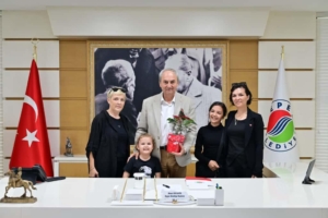 Baskan-Kocagozu-duygulandiran-minik-ziyaretci_3