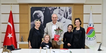 Baskan-Kocagozu-duygulandiran-minik-ziyaretci_3