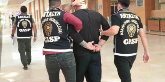 Antalya’da aranan hükümlü yakalandı: Silah ve uyuşturucu ele geçirildi