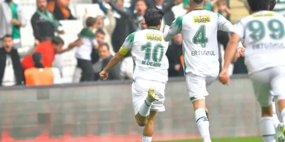 bursaspor-son-dakika-goluyle-2-1-kazandi-zirveye-bir-adim-kaldi-1762094270-580_large.webp.webp