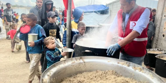 iyilik-gemisi-yardimlari-gazze-de-sicak-yemekler-gunluk-35-bine-yukseldi-1763980029-128_large.webp.webp