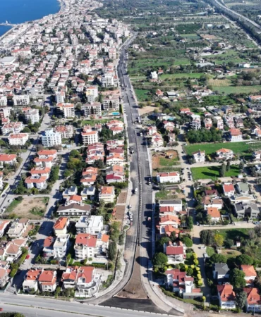 izmir-guzelbahce-trafige-yeni-bulvarla-gun-sayiyor-1763540022-573_large.webp.webp