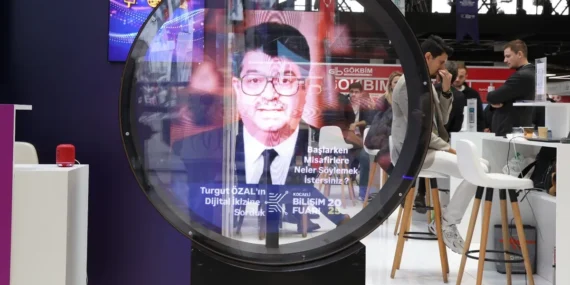 turgut-ozal-hologram-yontemiyle-kocaeli-bilisim-fuari-nda-1763901589-319_large.webp.webp